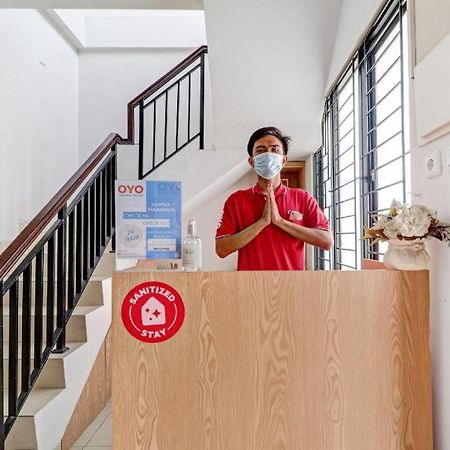 Oyo 90688 Marta Residence Karawang Bagian luar foto