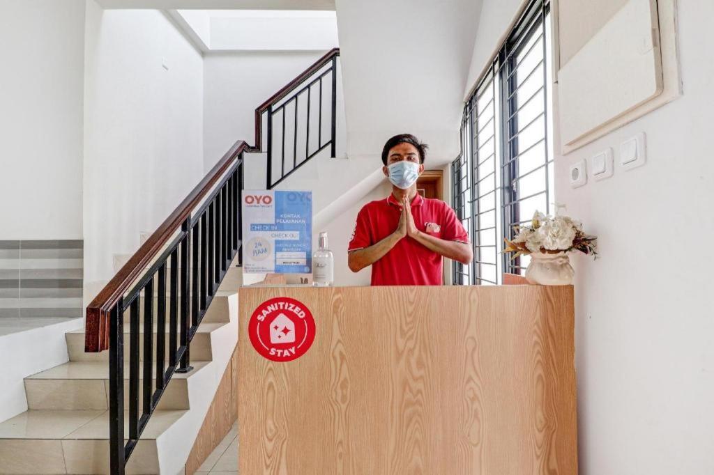 Oyo 90688 Marta Residence Karawang Bagian luar foto
